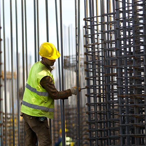 Üniversite laboratuvarında beton numunesi testi