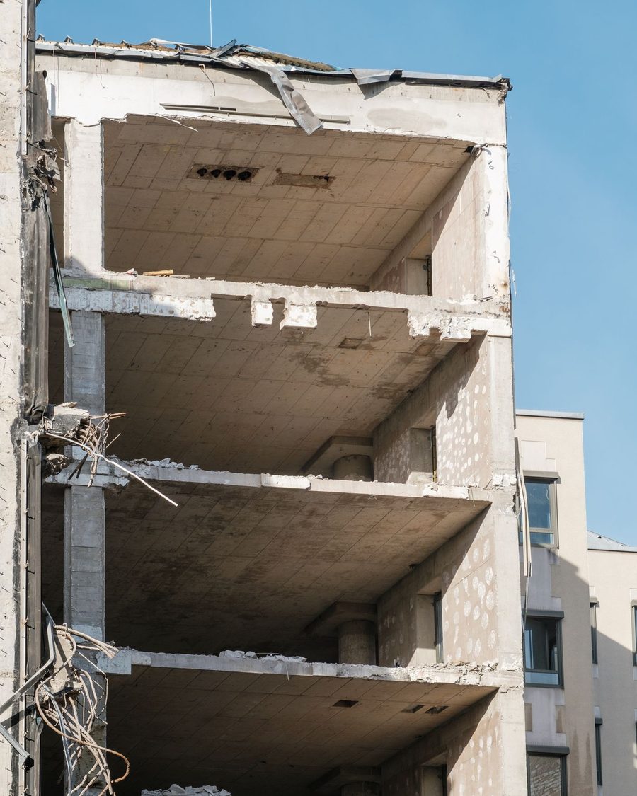 Kentsel dönüşüm kapsamında boşaltılmış apartman